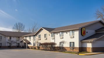A multi-story motel with a parking lot, a covered entrance, and a Super 8 sign.