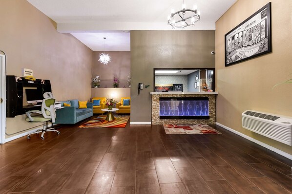 Lobby - Baymont by Wyndham Liberty MO (Liberty)