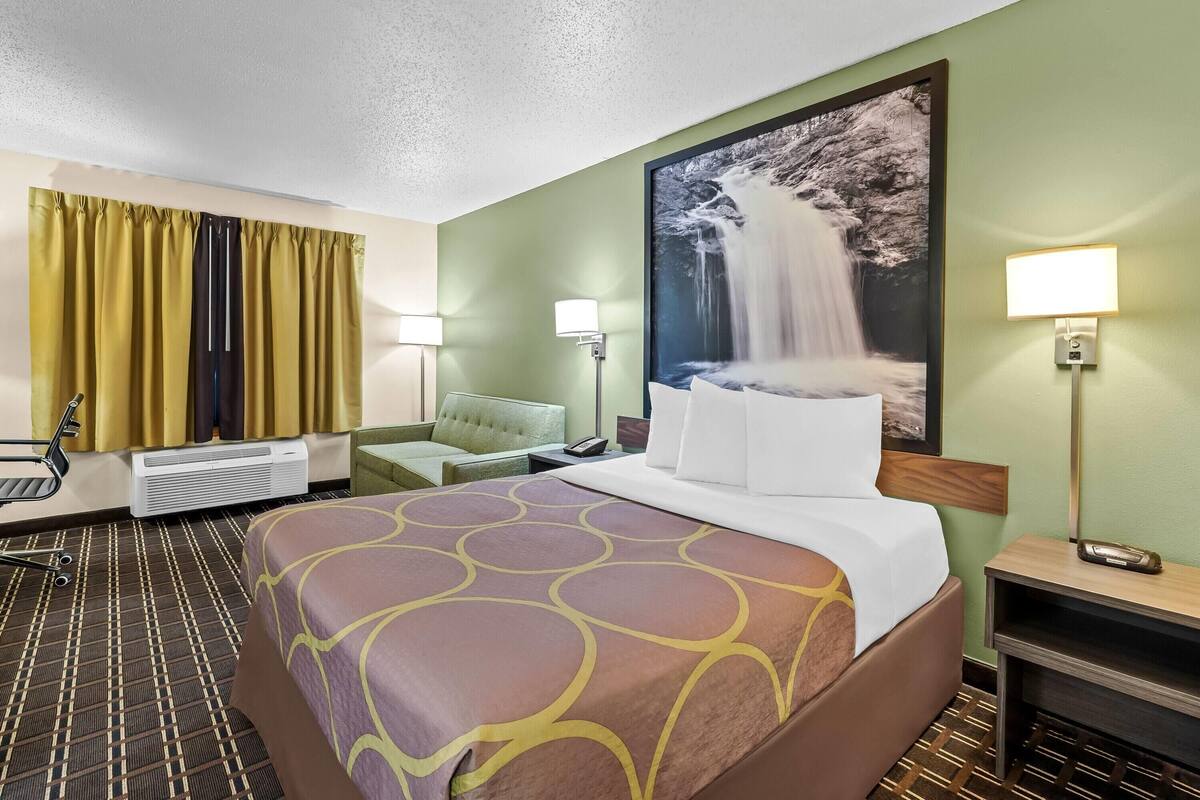 Standard Room, 1 Queen Bed | Iron/ironing board, cribs (free), WiFi (free), bed sheets