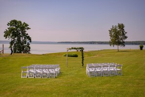 Outdoor wedding area - The Washburn Inn - On the Lake (Washburn)