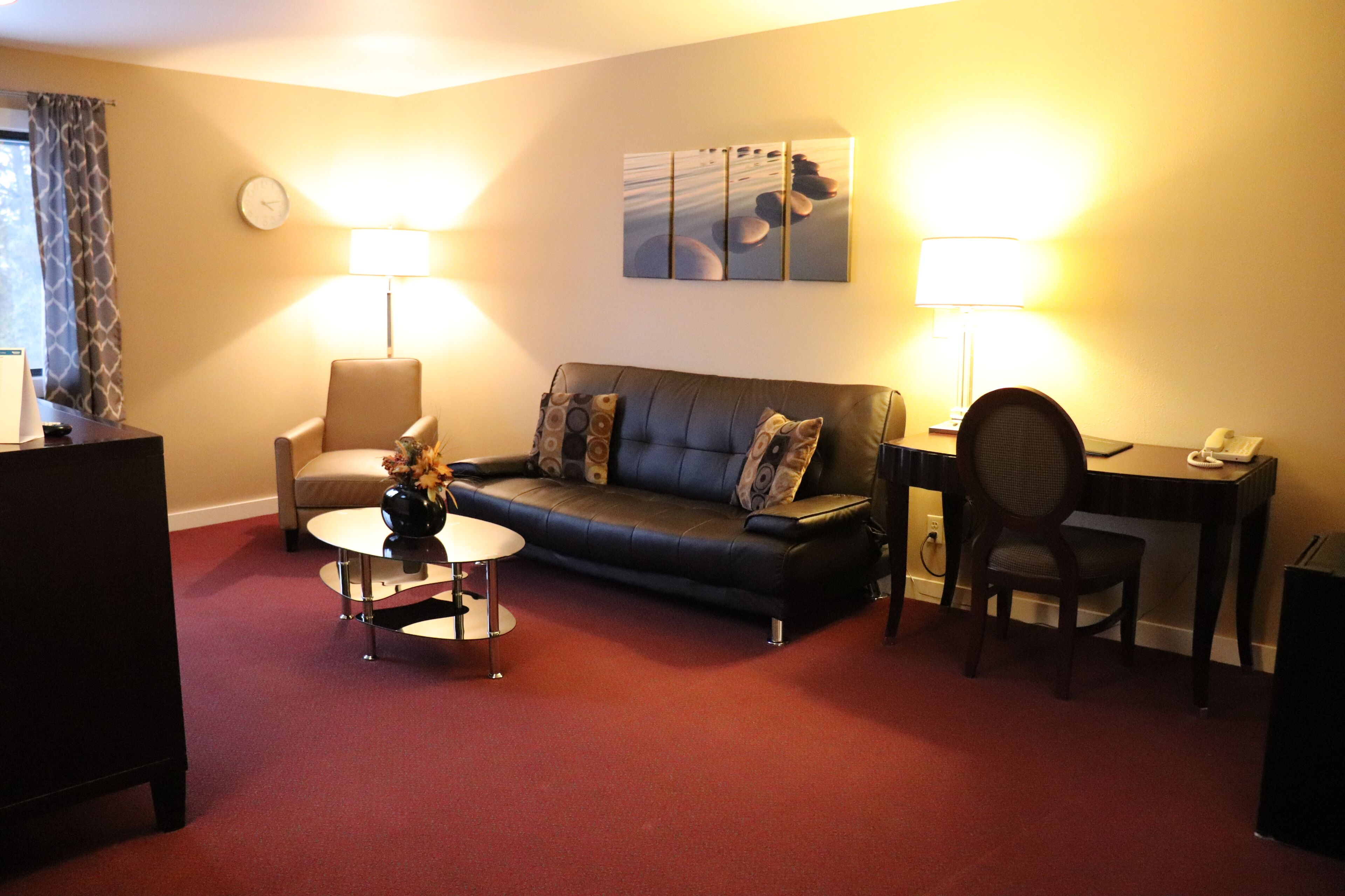 traditional suite, multiple beds | living area | tv