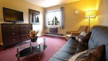 Tradisjonell suite, flere senger | Oppholdsområde | TV