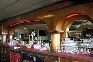 Beach views, open daily - The Washburn Inn - On the Lake (Washburn)