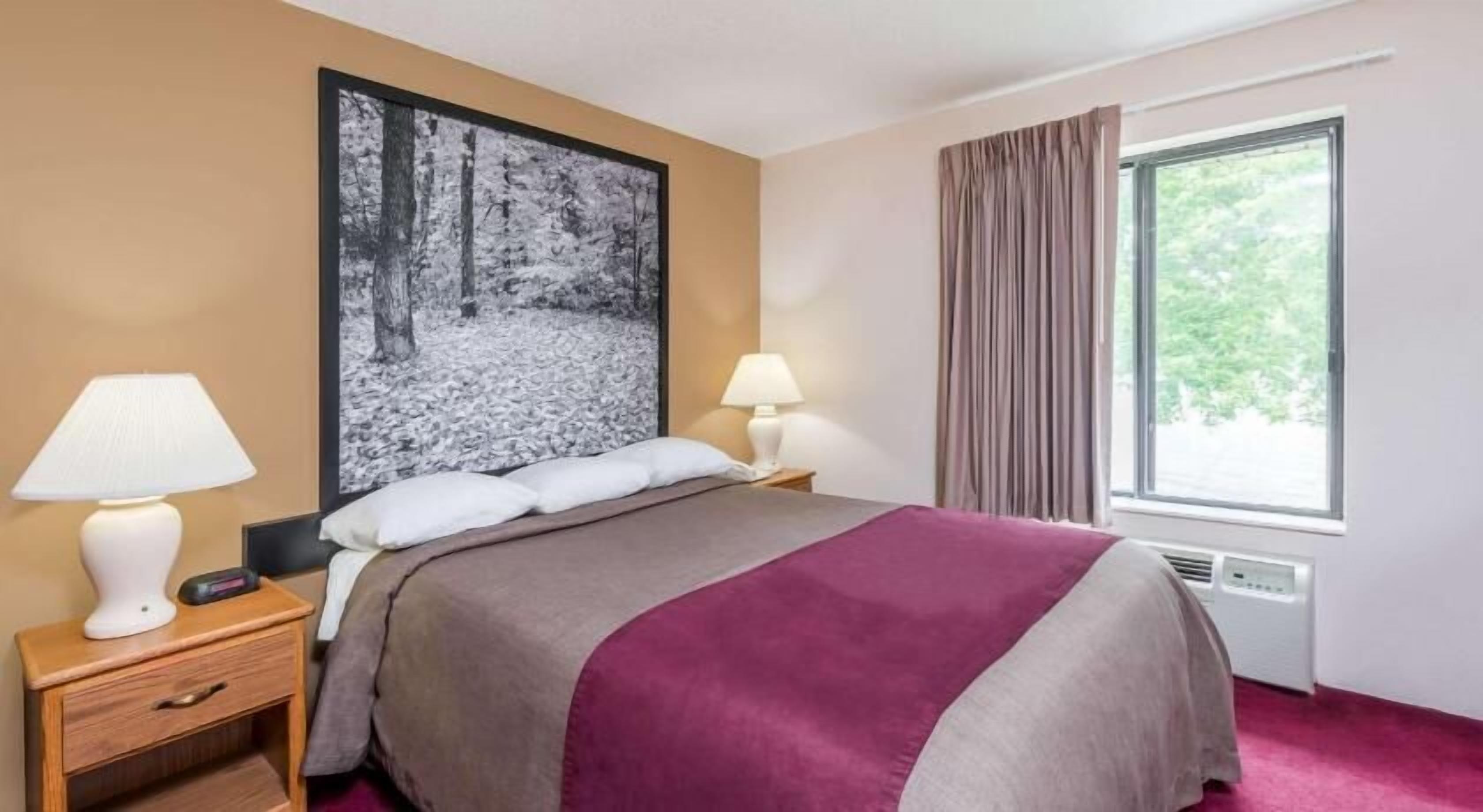 Escritorio, espacio para trabajar con laptop y cortinas blackout 