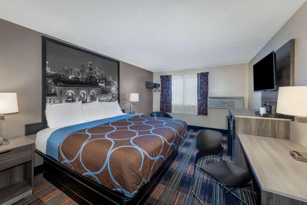 Bureau, rideaux d’obscurcissement, lit de bébé (gratuit)