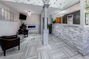 Lobby - Super 8 by Wyndham Kansas City at Barry Road/Airport (Kansas City)