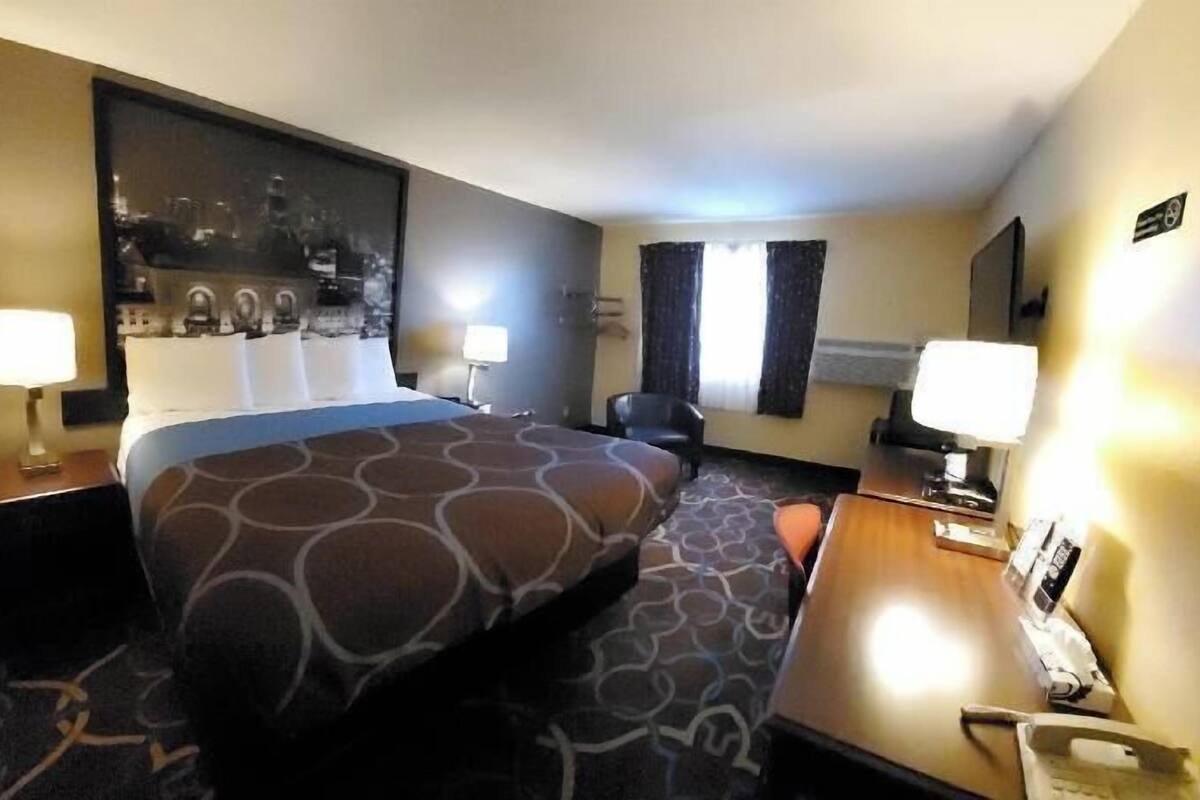 Bureau, rideaux dâobscurcissement, lit de bĂ©bĂ© (gratuit)