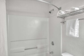 Habitación estándar, 1 cama de matrimonio grande, fumadores | Baño | Bañera, artículos de higiene personal gratuitos y secador de pelo