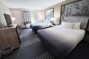 Rum - 2 queensize-sängar - icke-rökare | Skrivbord, mörkläggningsgardiner, gratis barnsängar och gratis wi-fi