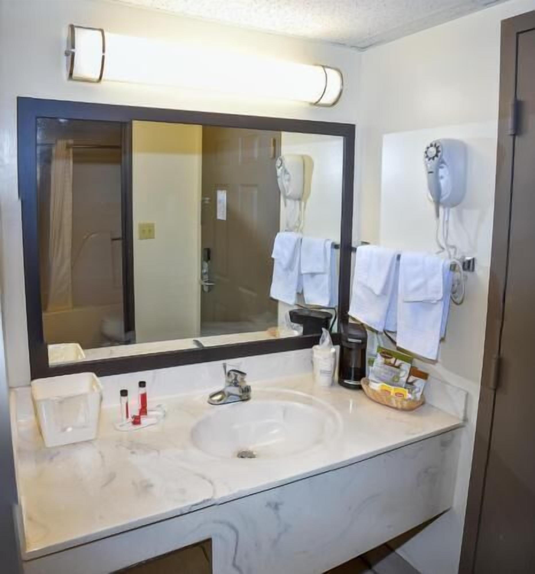 Baño | Tina con regadera, amenidades de baño gratuitas, secadora de cabello 