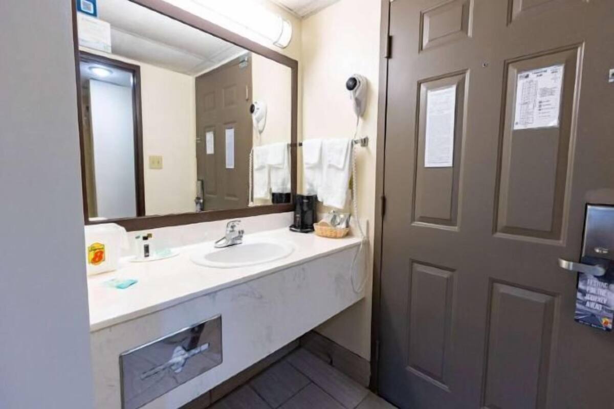 Bathroom | Combined shower/tub, free toiletries, hair dryer, towels