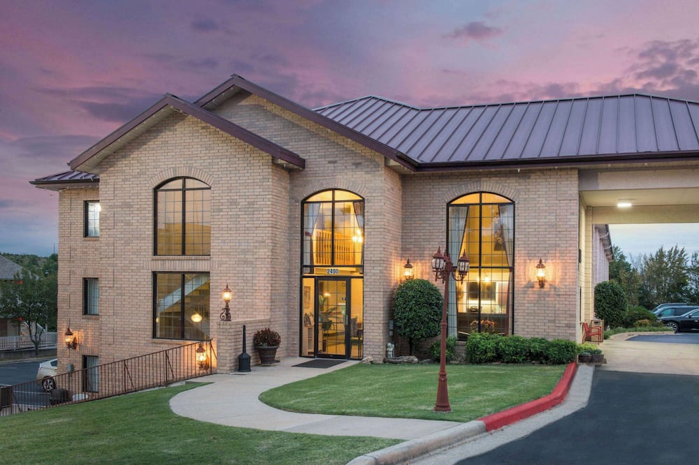 Super 8 by Wyndham Branson/Andy Williams Theater