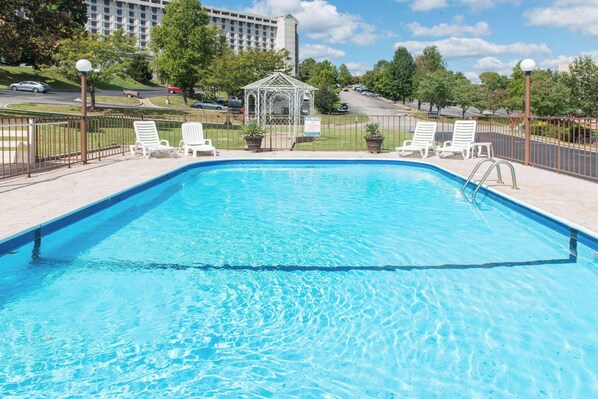 Kauden mukainen ulkouima-allas