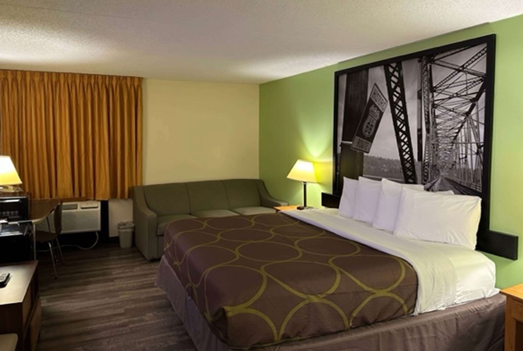 Ropa de cama de alta calidad, camas con pillow-top y escritorio 