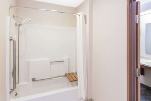 Rum - 1 queensize-säng - tillgänglighetsanpassat - icke-rökare (First Floor Mobility Accessible) | Badrum | Badkar/dusch, gratis toalettartiklar, hårtork och handdukar