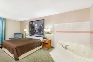 Suite estudio, 1 cama King size, para no fumadores (First Floor) | Ropa de cama hipoalergénica y caja de seguridad en la habitación 