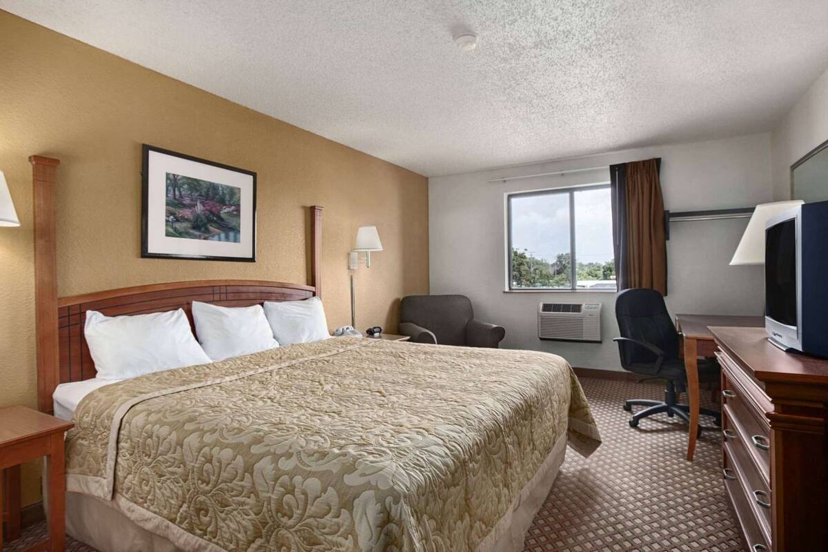 In-room safe, desk, iron/ironing board (on request), cribs (free)