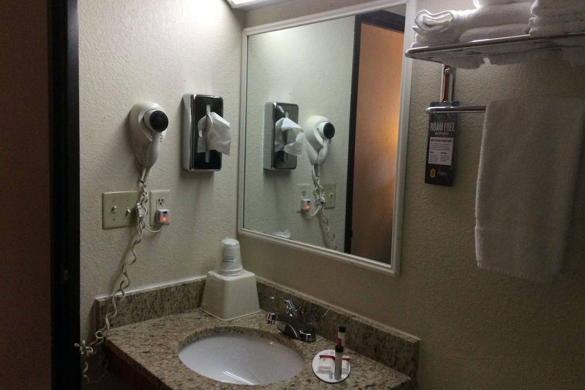 Salle de bain | Articles de toilette gratuits, sĂšche-cheveux, serviettes fournies