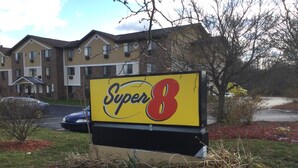 Une enseigne indiquant l’hôtel « Super 8 », avec un bâtiment en briques en arrière-plan.