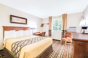 Skrivebord, mørklægningsgardiner, strygejern/strygebræt