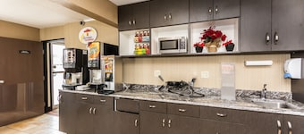 Super 8 by Wyndham Grand Forks
