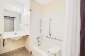 Combined shower/tub, free toiletries, hair dryer, towels - Super 8 by Wyndham Grand Forks (Grand Forks)