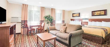 Escriptori, cortines opaques i planxa i posts de planxar