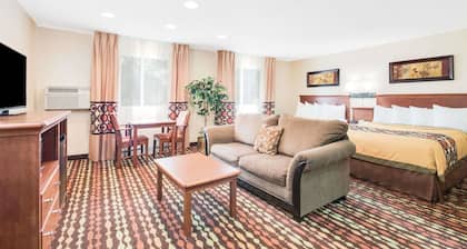 Super 8 by Wyndham Grand Forks