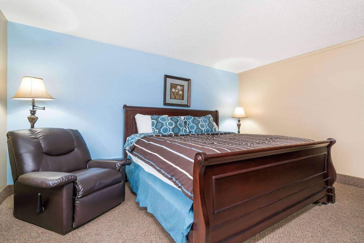2 bedrooms, in-room safe, desk, laptop workspace