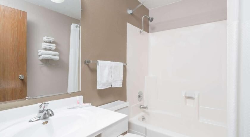 Salle de bain | Ensemble baignoire-douche, articles de toilette (gratuits)
