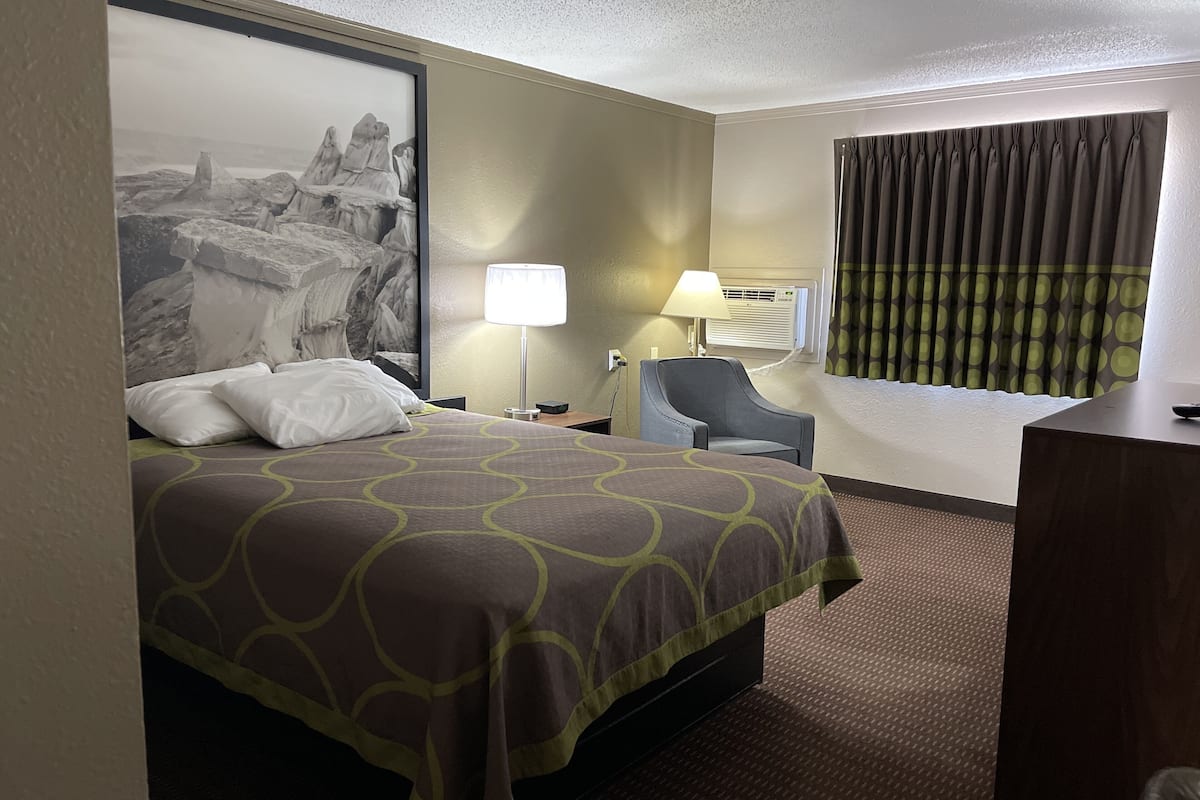 standard room, 1 queen bed | 2 bedrooms, in-room safe, desk, laptop workspace