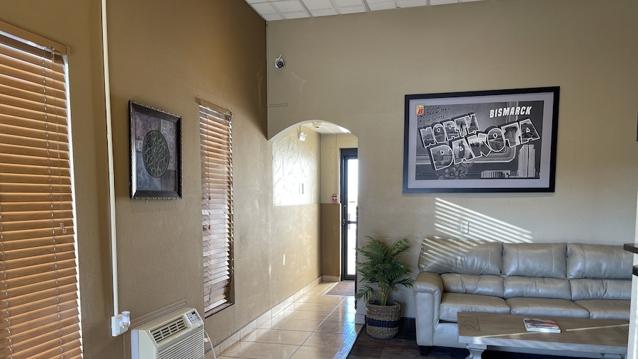 Super 8 by Wyndham Bismarck