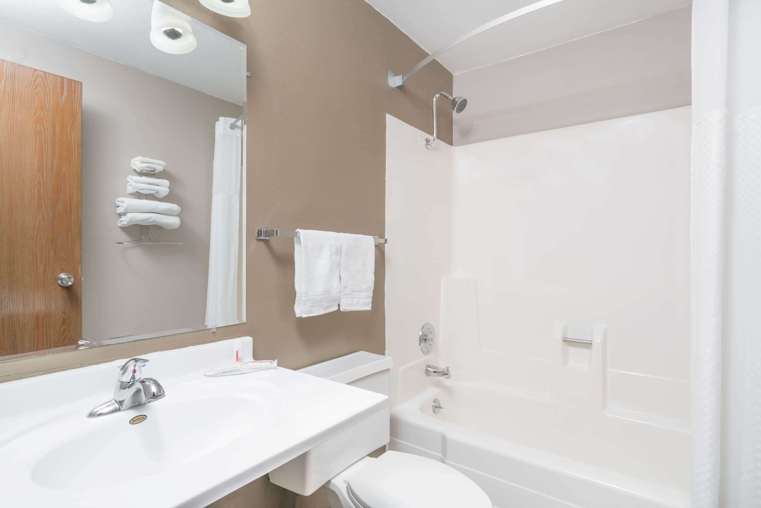 combined shower/bathtub, free toiletries, hair dryer, towels