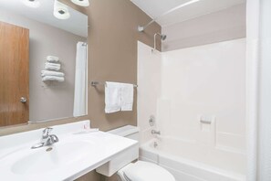 Ducha y bañera combinadas y artículos de higiene personal gratuitos