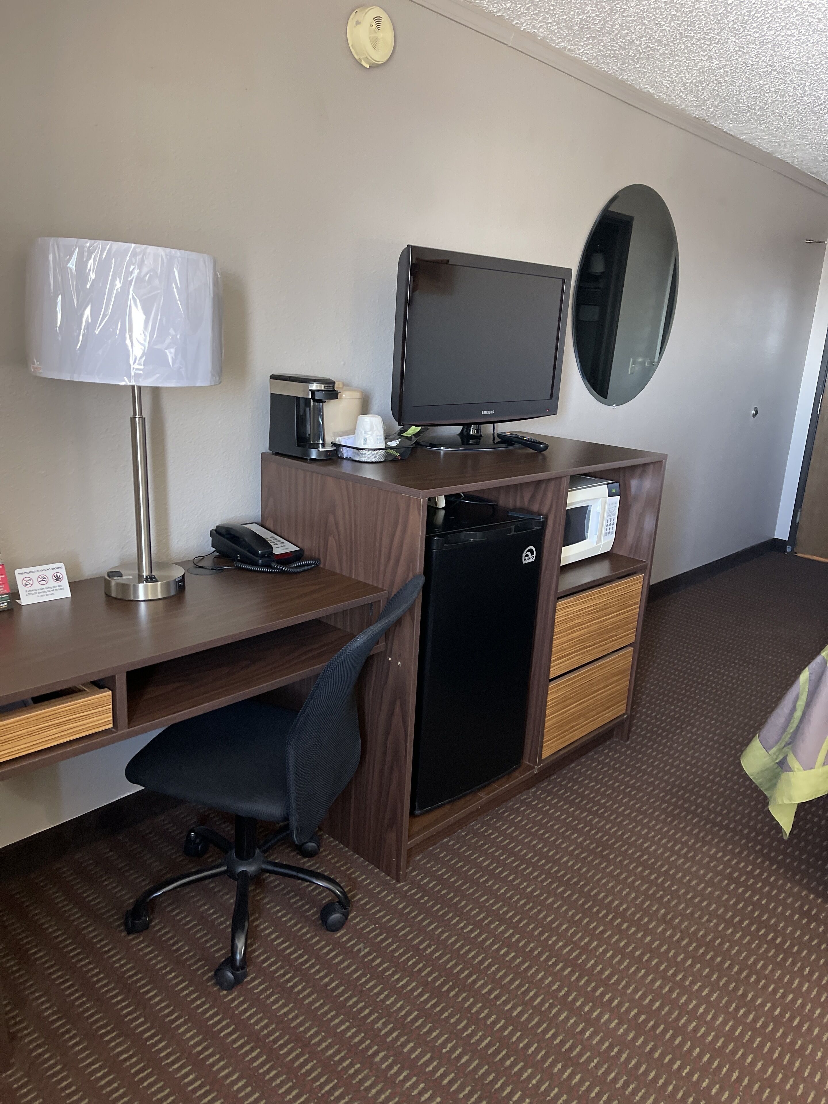 business room, 1 king bed, non smoking | room amenity