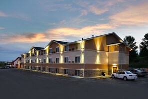 Front of property – evening/night - Super 8 by Wyndham Minot Airport (Minot)