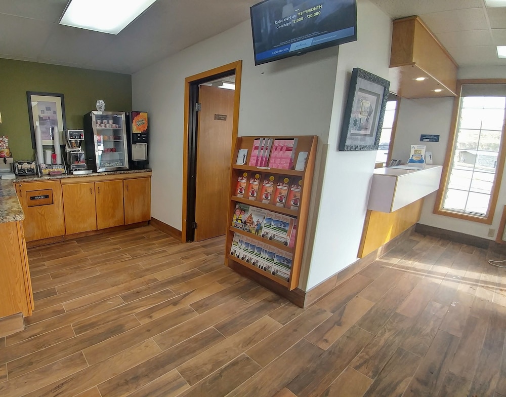Super 8 by Wyndham Minot Airport photo 2