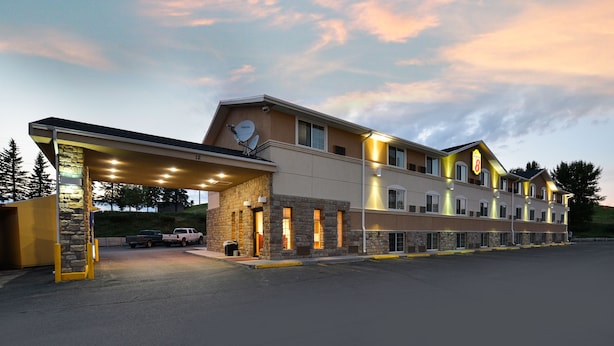 Un hotel con entrada cubierta, varias ventanas y un letrero que indica que es un Holiday Inn Express.