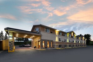 Un hotel con entrada cubierta, varias ventanas y un letrero que indica que es un Holiday Inn Express.