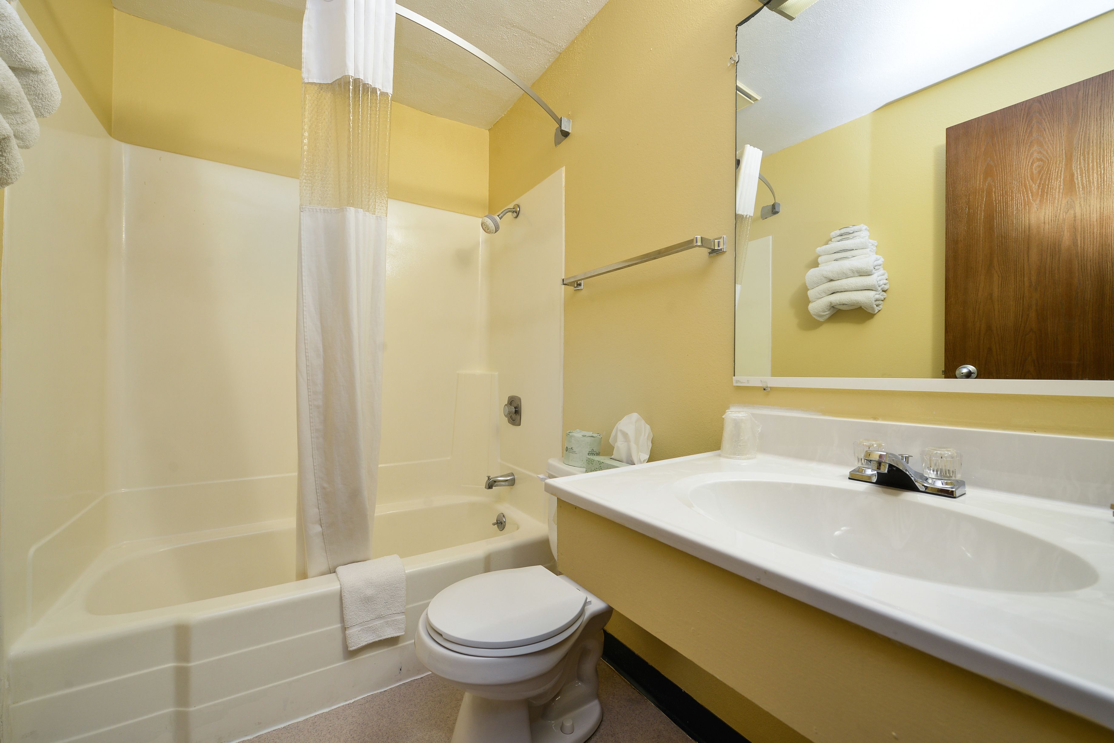 Combined shower/bathtub, free toiletries, hair dryer, towels