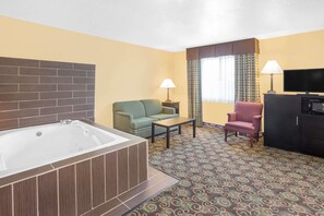 Deluxe Studio Suite, 1 King Bed, Non Smoking | Desk, soundproofing, iron/ironing board, rollaway beds - Baymont by Wyndham Holland (Holland)