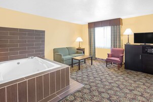 Deluxe Studio Suite, 1 King Bed, Non Smoking | Desk, soundproofing, iron/ironing board, rollaway beds