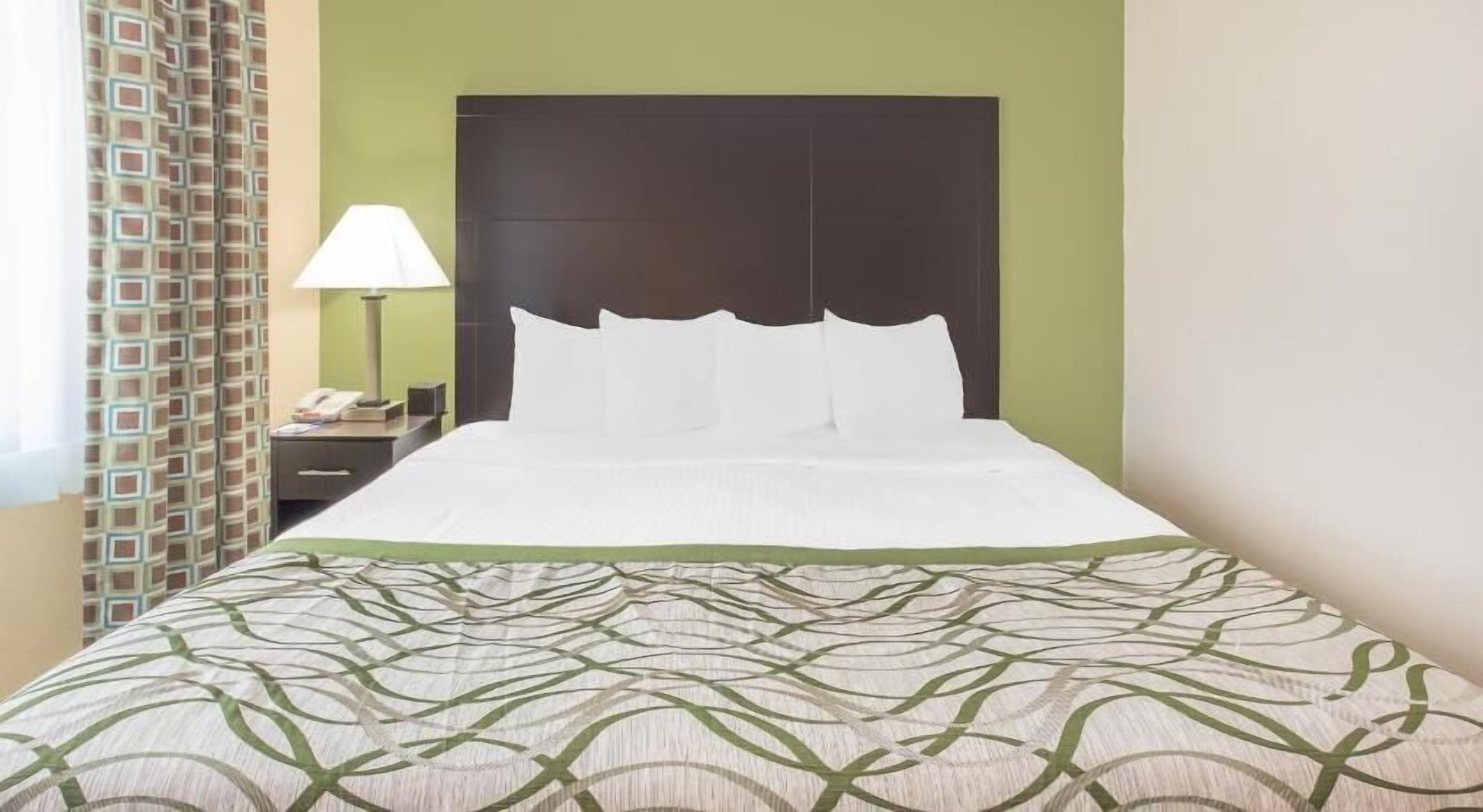 Bureau, système d’insonorisation, fer et planche à repasser