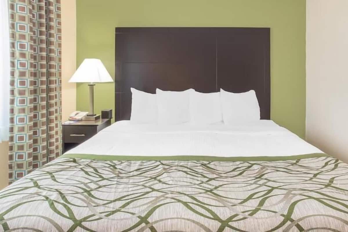 Bureau, systĂšme dâinsonorisation, fer et planche Ă repasser