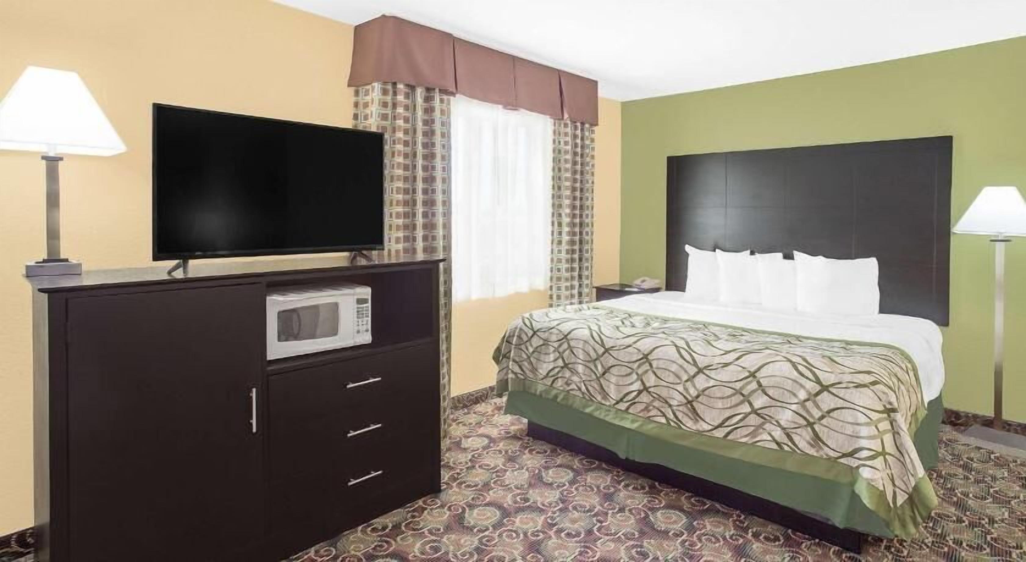 Bureau, système d’insonorisation, fer et planche à repasser