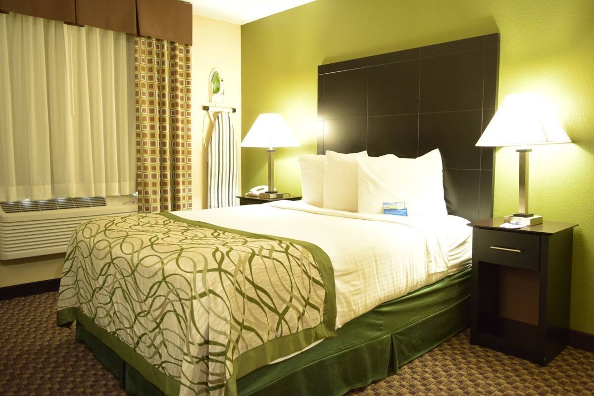 Bureau, systĂšme dâinsonorisation, fer et planche Ă repasser