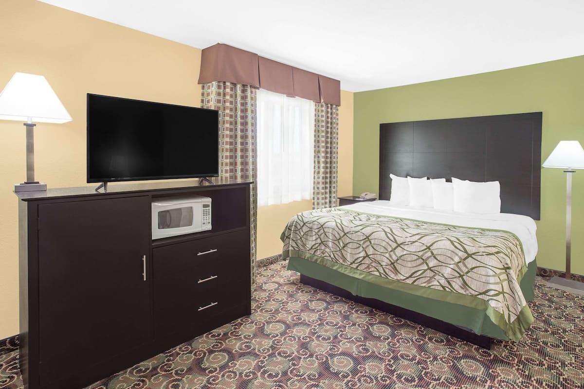 Suite estudio, 1 cama King size, para no fumadores | Escritorio, insonorización, tabla de planchar con plancha y camas extra