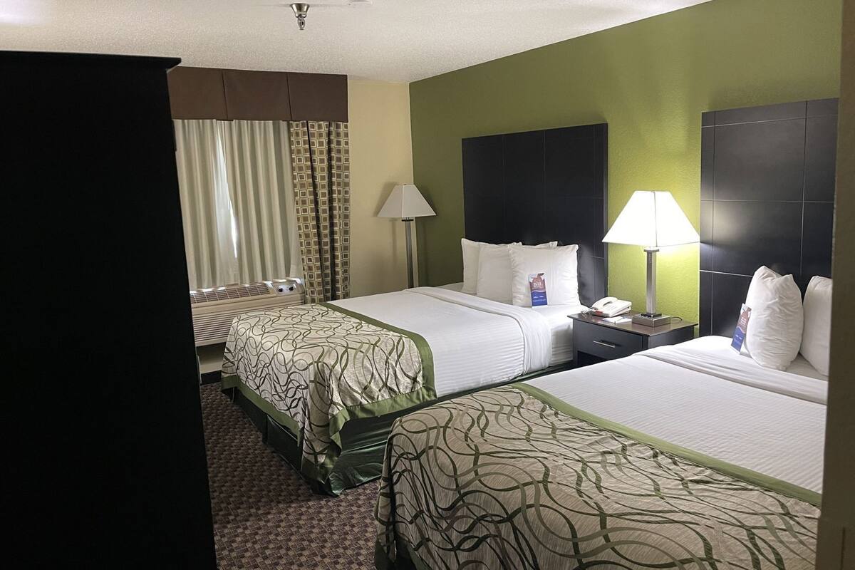 Bureau, systĂšme dâinsonorisation, fer et planche Ă repasser