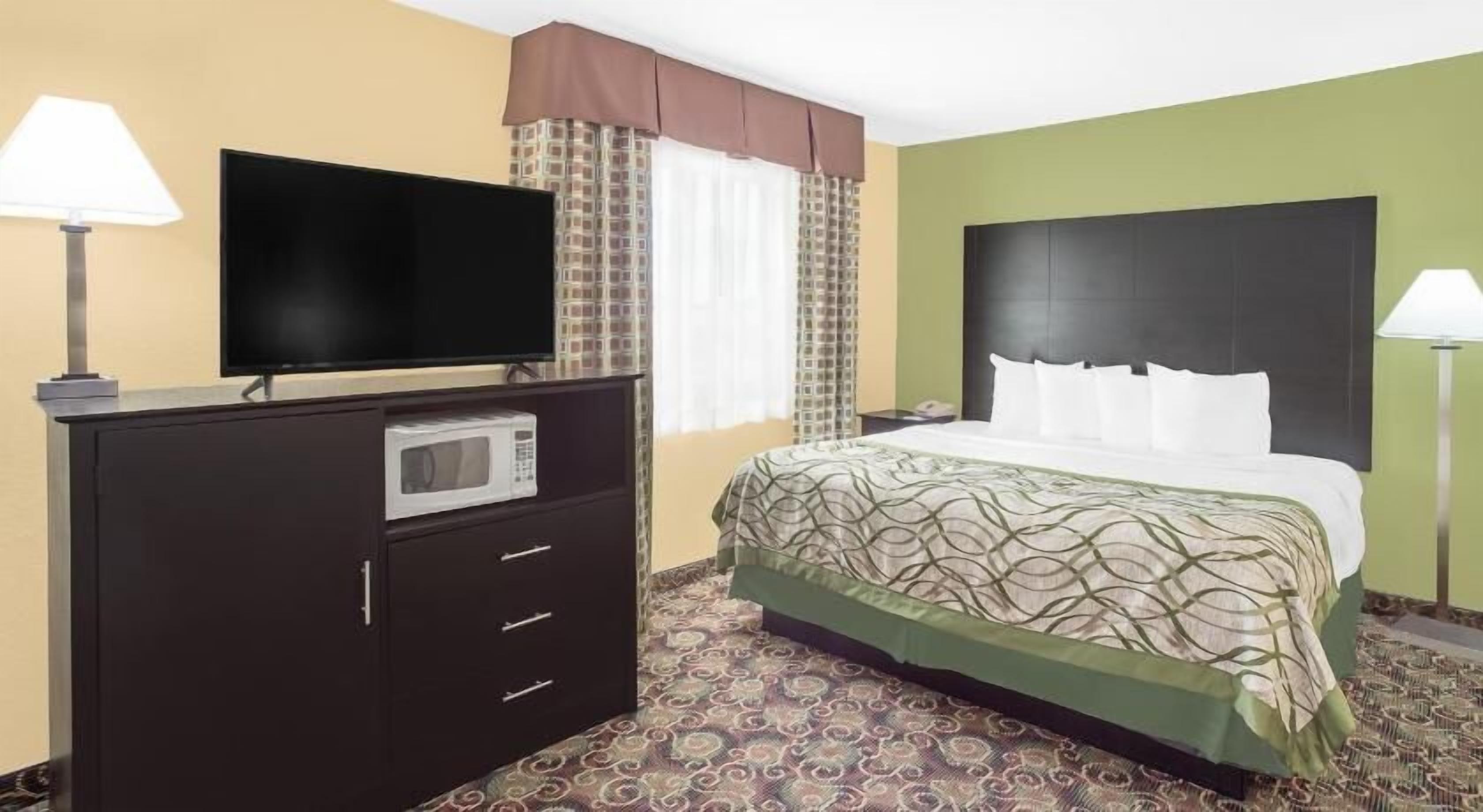 Bureau, système d’insonorisation, fer et planche à repasser