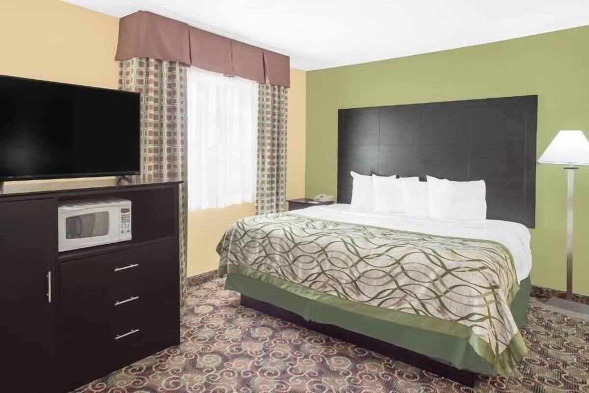 Bureau, systĂšme dâinsonorisation, fer et planche Ă repasser